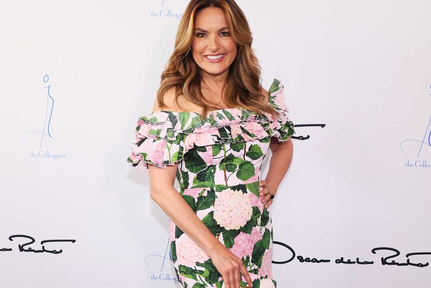 Mariska Hargitay posing on the 33rd annual Colleagues Spring Luncheon and Oscar De La Renta carpet.