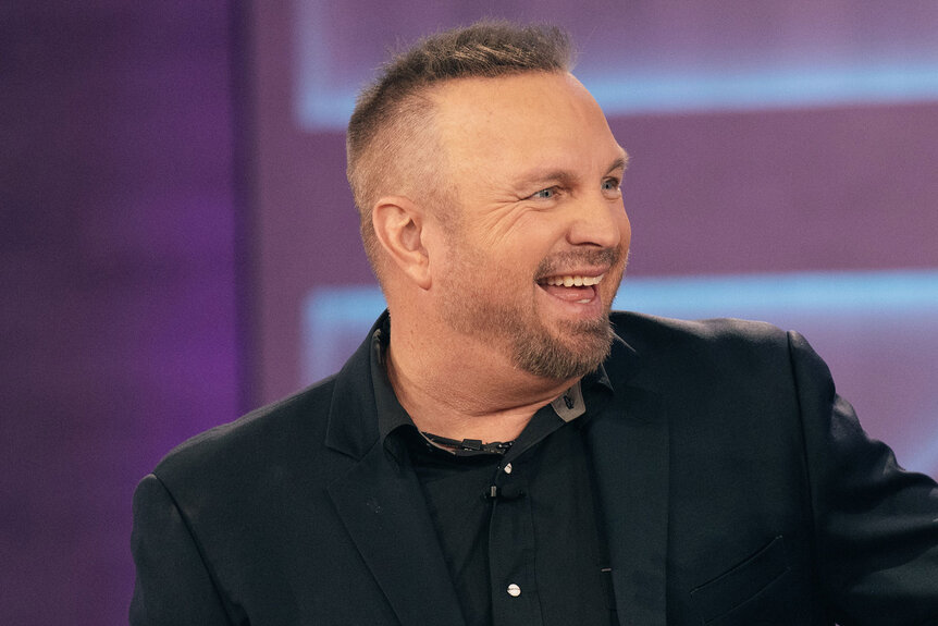 Garth Brooks appears on the Kelly Clarkson Show.