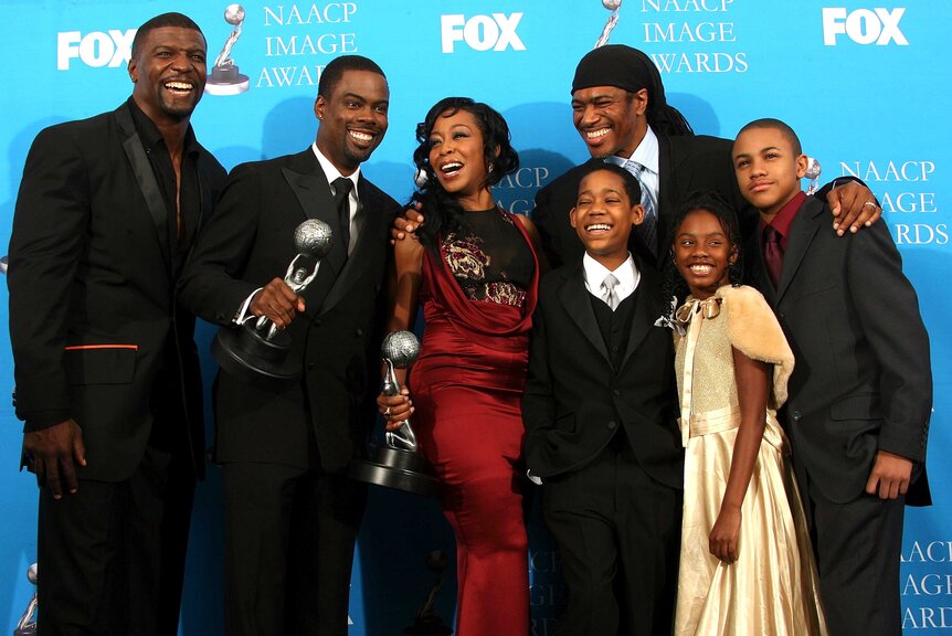 Cast of Everybody Loves Chris posing together.