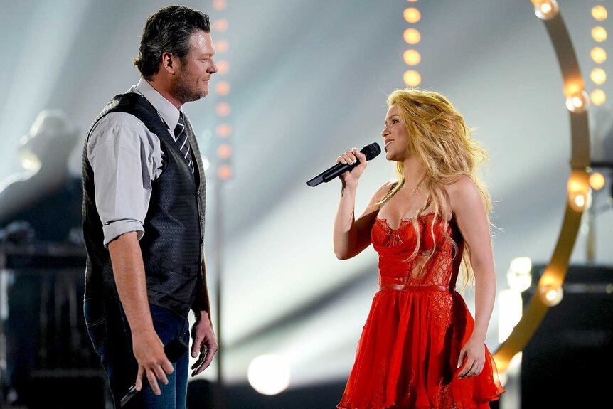 Blake Shelton and Shakira singing on stage.