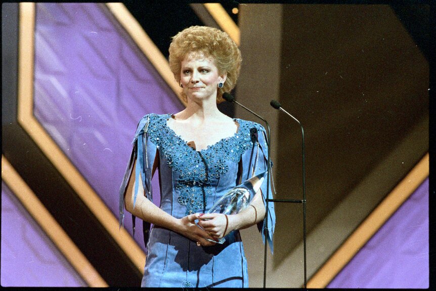 Reba McEntire accepting an award.