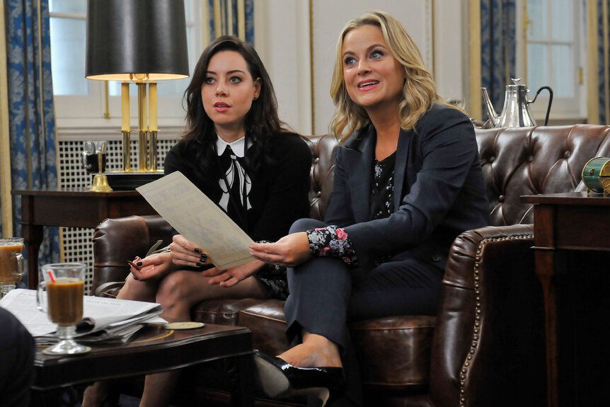 Aubrey Plaza as April, Amy Poehler as Leslie