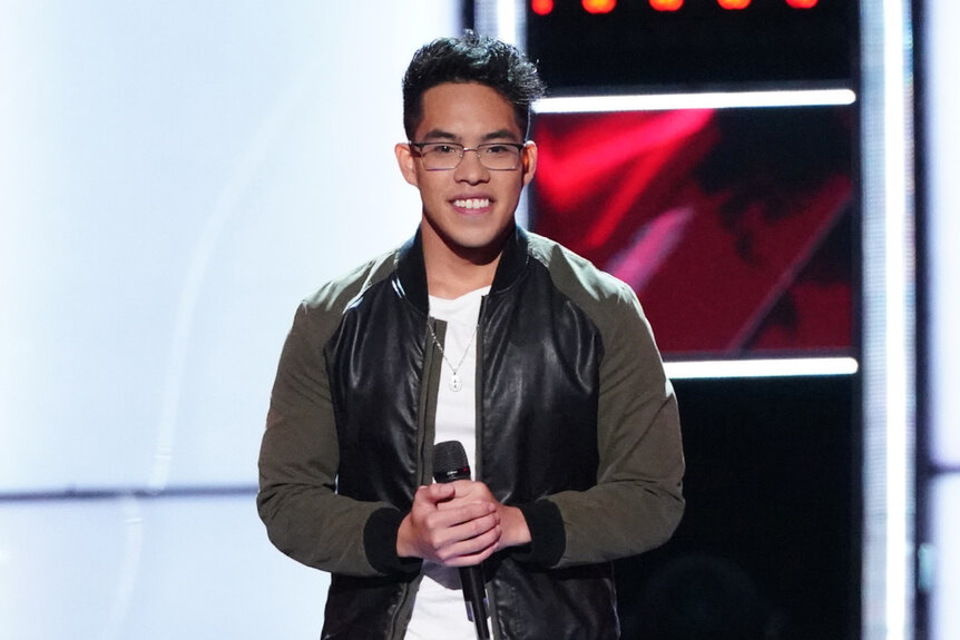 Jej Vinson performs on stage on The Voice season 16