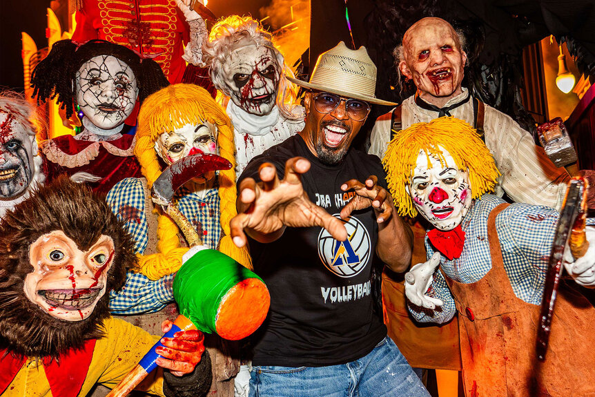 Jamie Foxx poses with costumed characters from Halloween Horror Nights