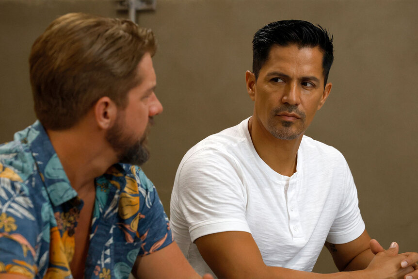 Thomas Magnum (Jay Hernandez) and Rick Wright (Zachary Knighton) speak to each other