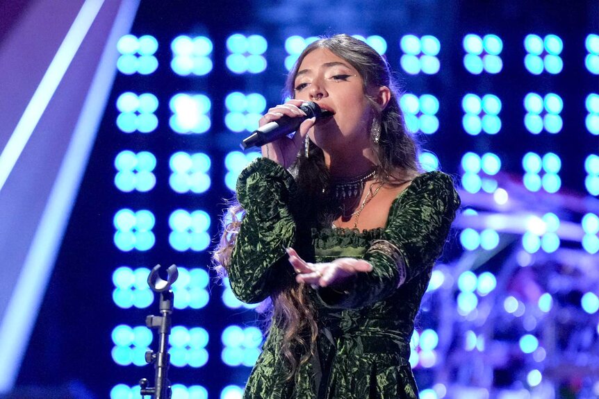 Nini Iris performs on The Voice episode 2410