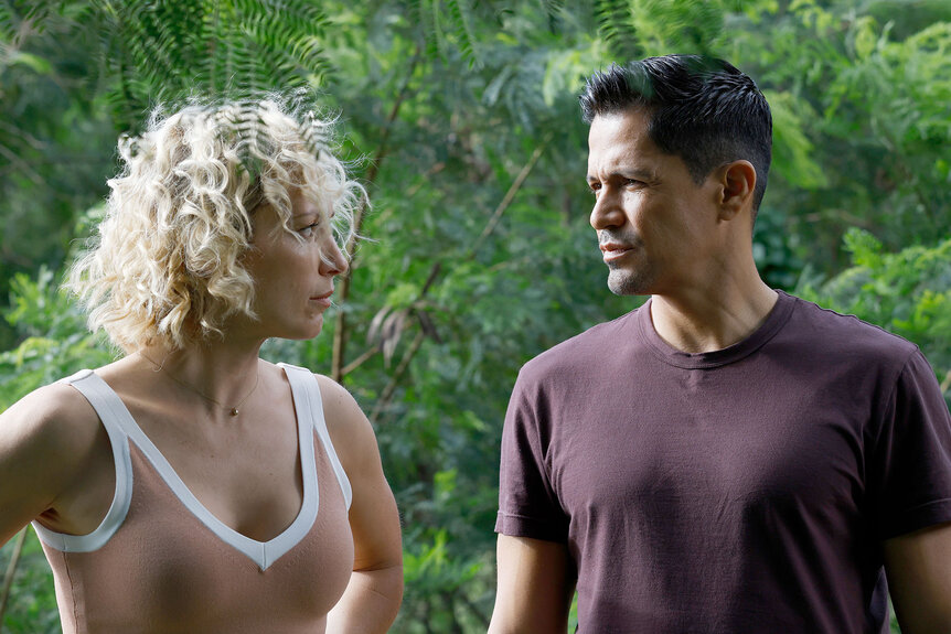 Thomas Magnum (Jay Hernandez) and Juliet Higgins (Perdita Weeks) share a look