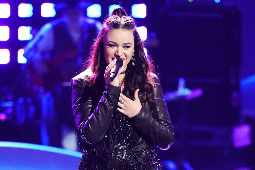 Kristen Brown performs on the voice episode 2415