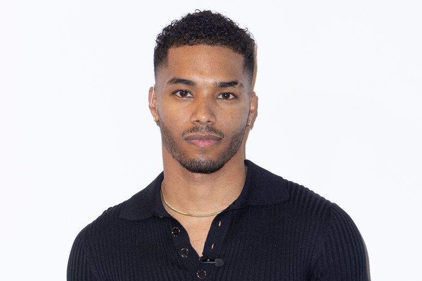 Rome Flynn visits Despierta America in a black shirt