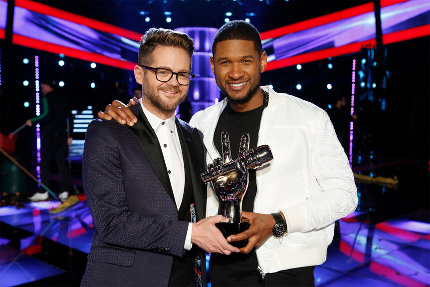 Josh Kaufman poses with usher after winning The Voice Season 6