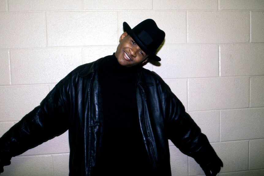 Usher poses for photos backstage at the U.I.C. Pavilion