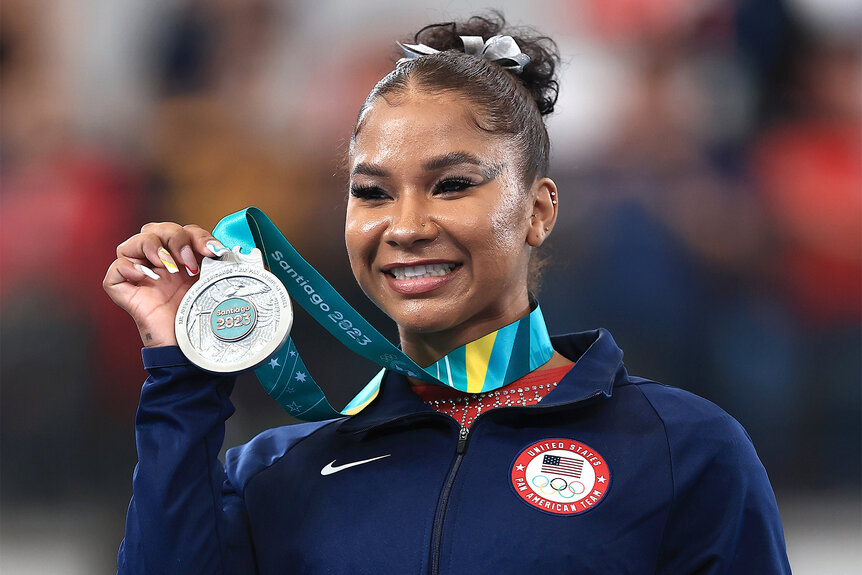 Jordan Chiles holding her medal during the Santiago 2023 Pan Am Games