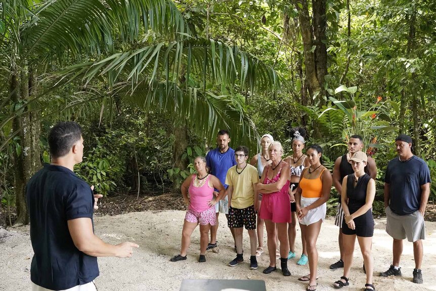 The cast stands outside in Deal or No Deal Island Episode 104.