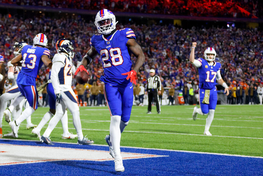 Latavius Murray #28 of the Buffalo Bills carries the ball for a touchdown