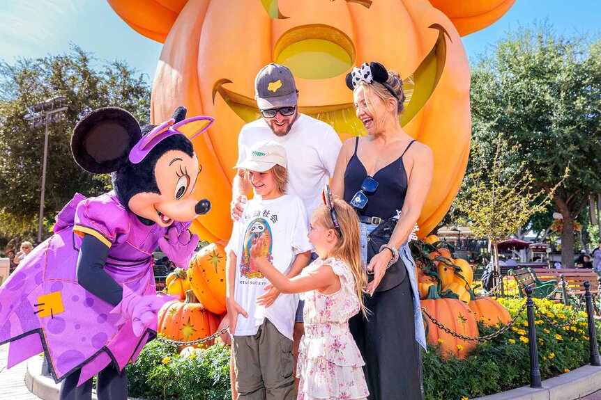 Kate Hudson and her family meet Minnie Mouse.