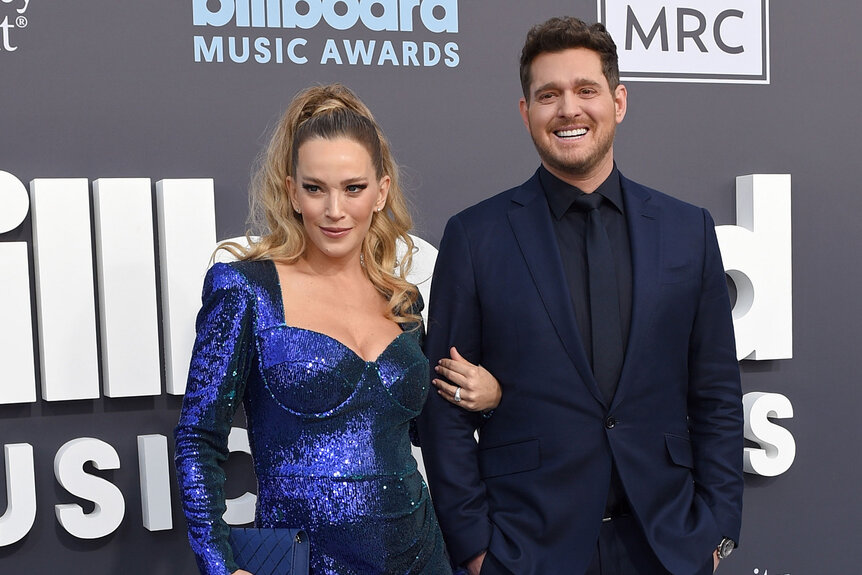 Luisana Lopilato and Michael Bublé arrive at the 2022 Billboard Music Awards