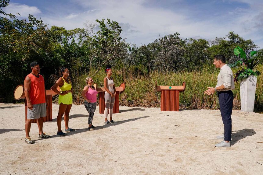 The cast stands in front of Joe Manganiello on Deal or No Deal Island Episode 111.