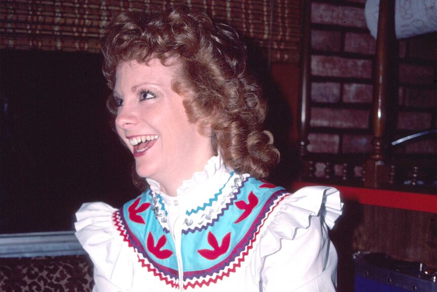 Reba Mcintire wears a western shirt at a cafe in New York