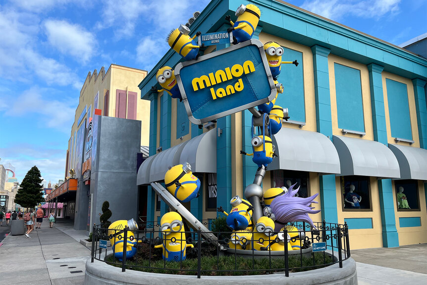 A statue of Minions at Minions Land