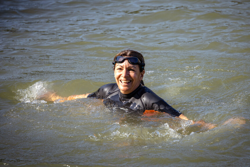 Anne Hidalgo smiles while swimming in the Seine river