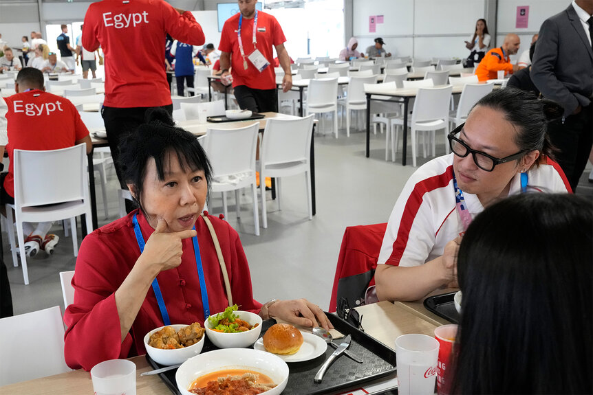 ane Yumiko Ittogi has lunch with singapore athletes at the olympic village food court