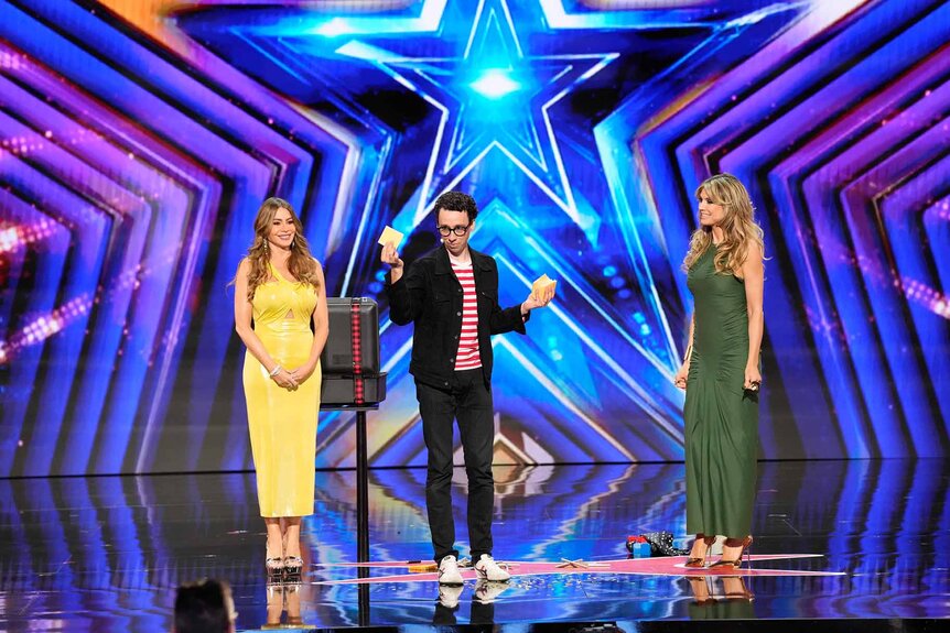 Jonathan Burns performs onstage with Sofia Vergara and Heidi Klum on America's Got Talent Episode 1908.