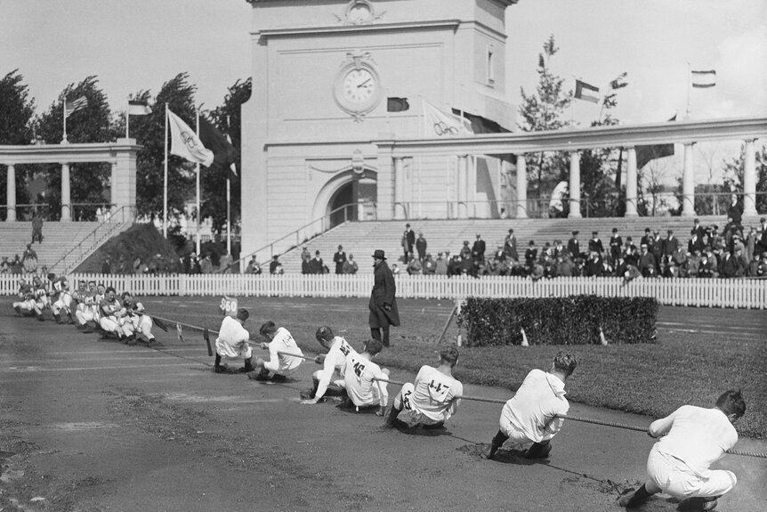 A game of Tug Of War during the olympics in 1920