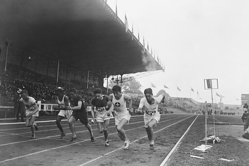 Athletes at the start of the second semifinal of the men's 1500 metres event at the 1924 Summer Olympics