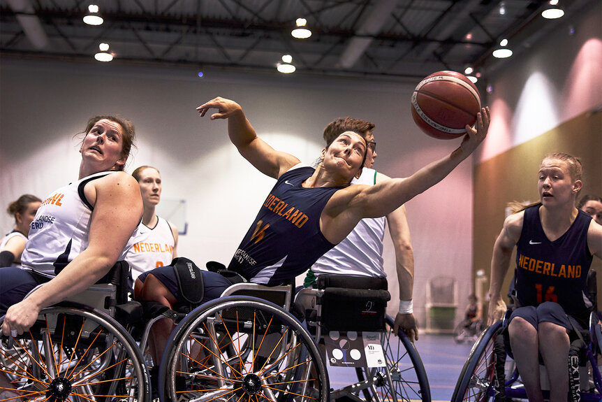 Carina de Rooij during a play during training for basketball