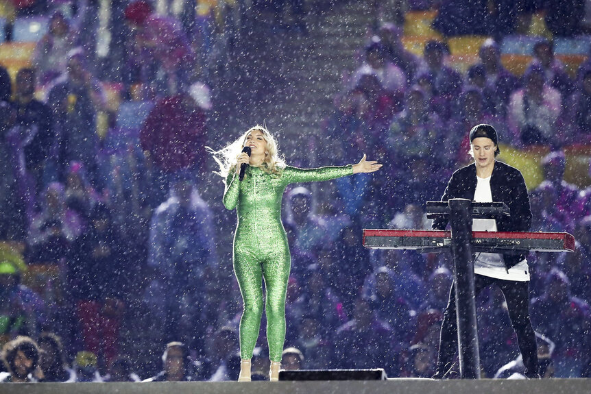 Kygo and Julia Michaels performing during the Rio 2016 Olympics Closing Ceremony.