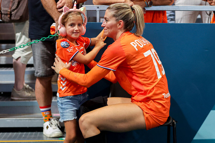 Estavana Polman of the Netherlands with her daughter looks on during the Women's Handball Group B match between France and Netherlands on Day 2 of the Olympic Games Paris 2024