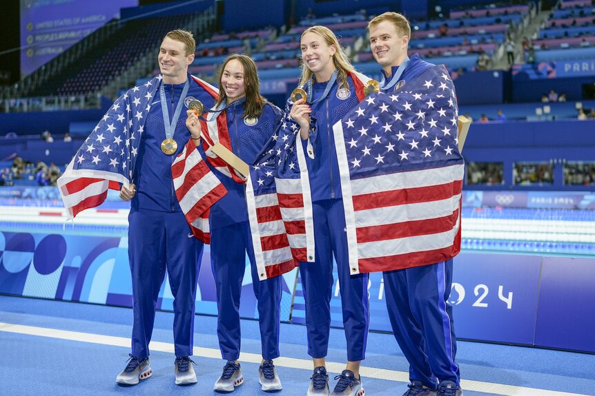 Americans Ryan Murphy, Torri Huske, Gretchen Walsh, Nic Fink Pose with gold medals at the 2024 Olympics