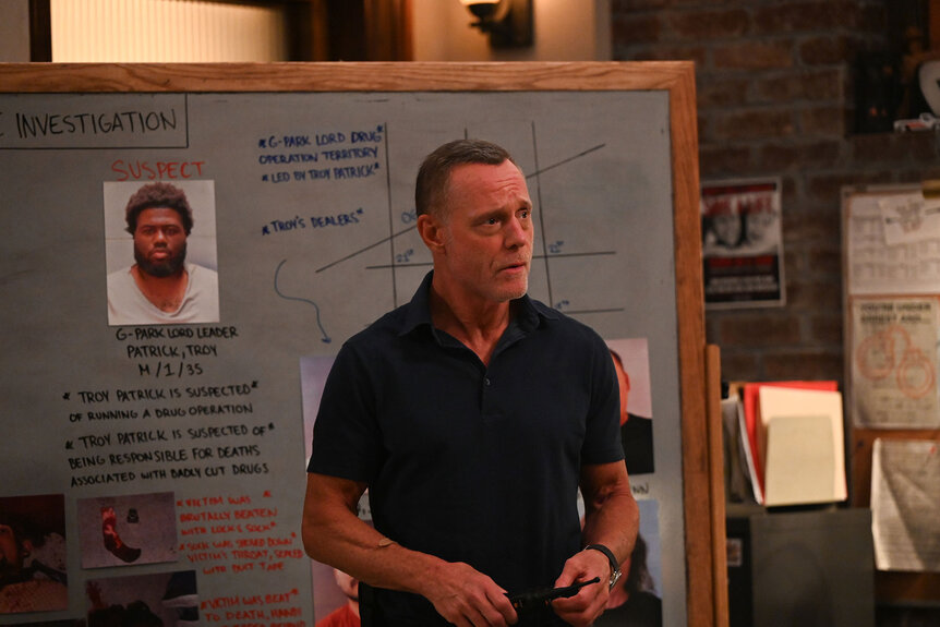 Hank Voight (Jason Beghe) stands in front of a investigation board