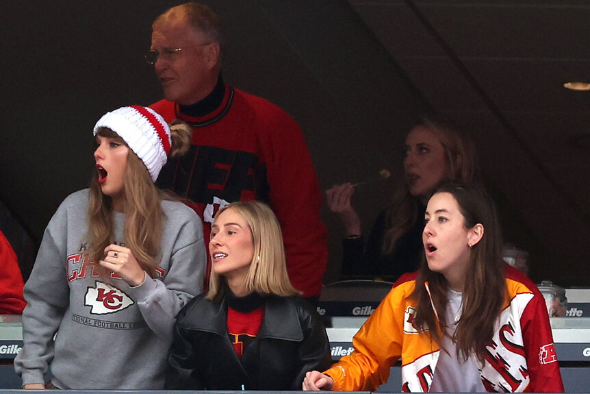 Taylor Swift and Brittany mahomes cheer on the Chiefs