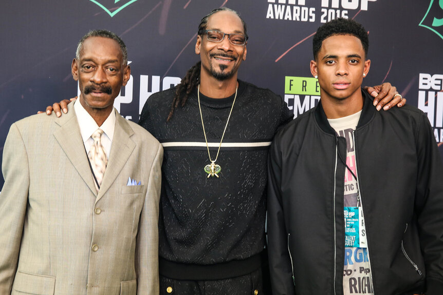 Snoop Dogg poses with his father and son at the BET Hip Hop Awards red carpet