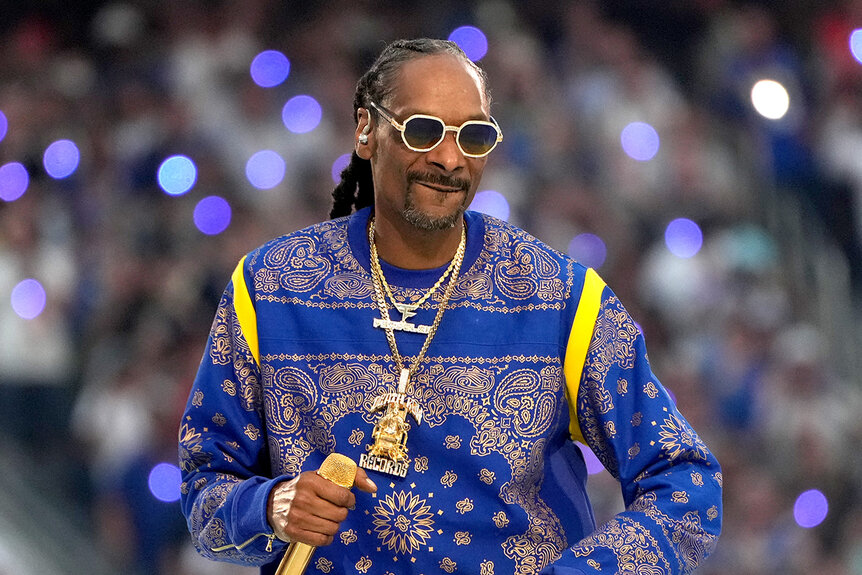 Snoop Dogg on stage performing in a blue bandana printed outfit at the 2022 super bowl half time show