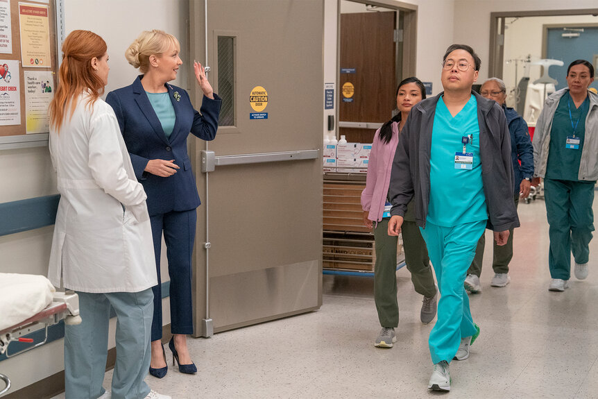 Rene walks with other nurses towards Joyce on St. Denis Medical Season 1 Episode 16