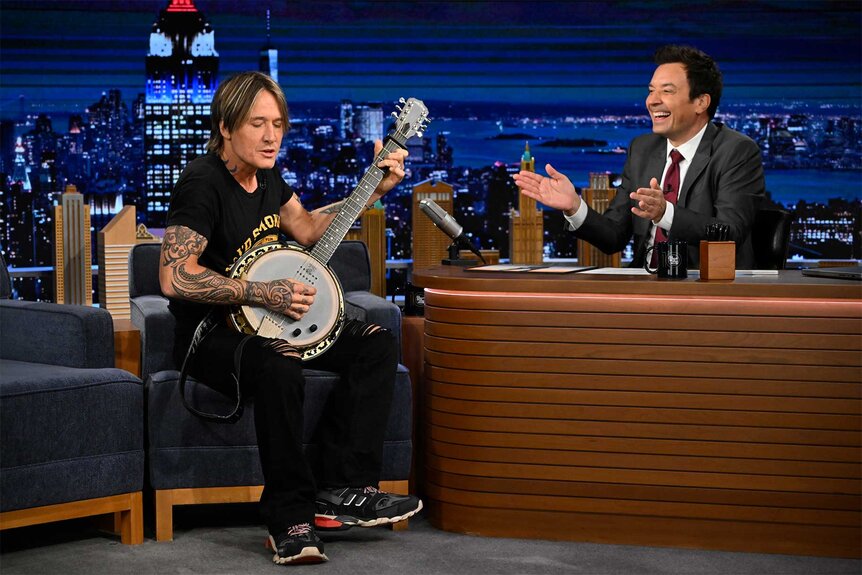 Keith Urban plays a banjo on The Tonight Show with Jimmy Fallon Season 12 Episode 2