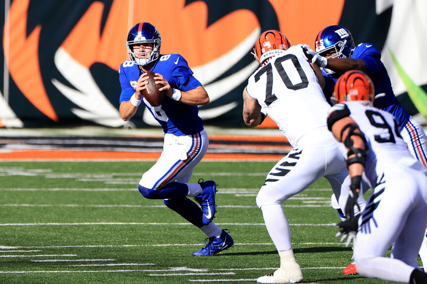 Daniel Jones #8 of the New York Giants scrambles in the game against the Cincinnati Bengals