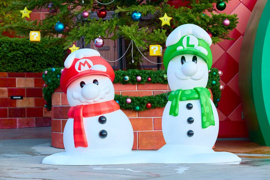 Snowmen statues of Mario and Luigi at Super Nintendo World