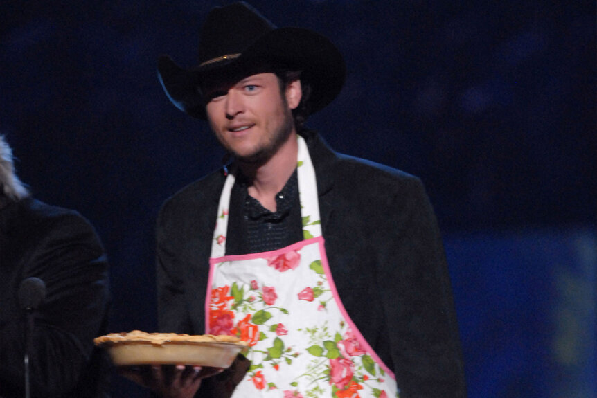 Blake Shelton presents Duo Video of the Year Award