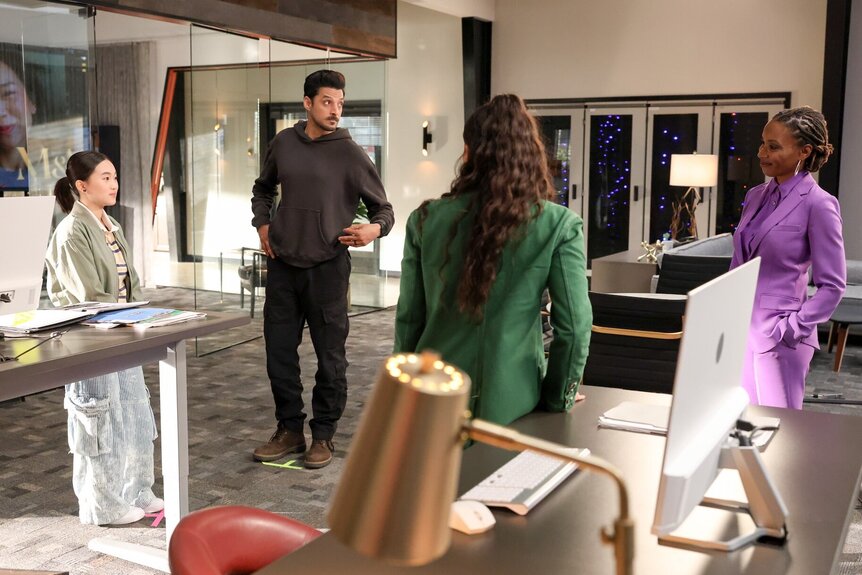 Dahn (Karan Oberoi) and Gabi (Shanola Hampton) work in an office in Found Episode 208.