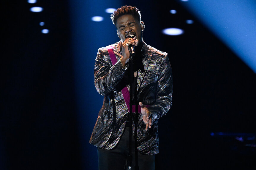 Austyns Stancil sings on stage on The Voice Season 26 Episode 16