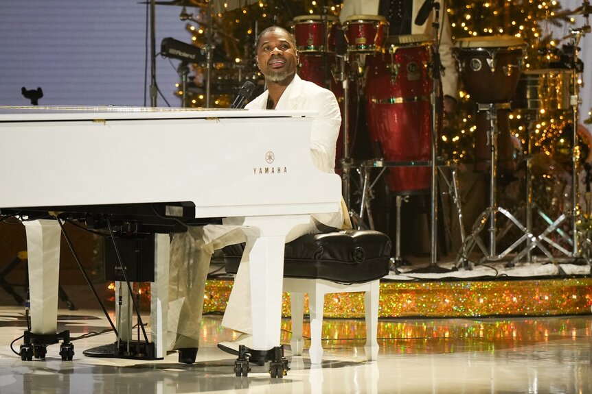 Kirk Franklin performs with a piano onstage at Little Big Town's Christmas at the Opry Season 2..