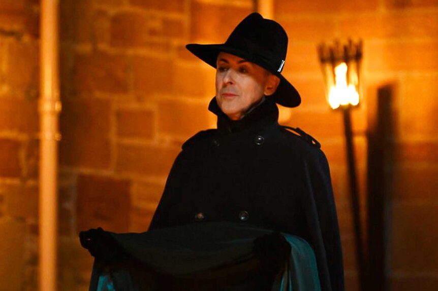 Alan Cumming wearing a tall black hat on The Traitors Season 3, Episode 1.