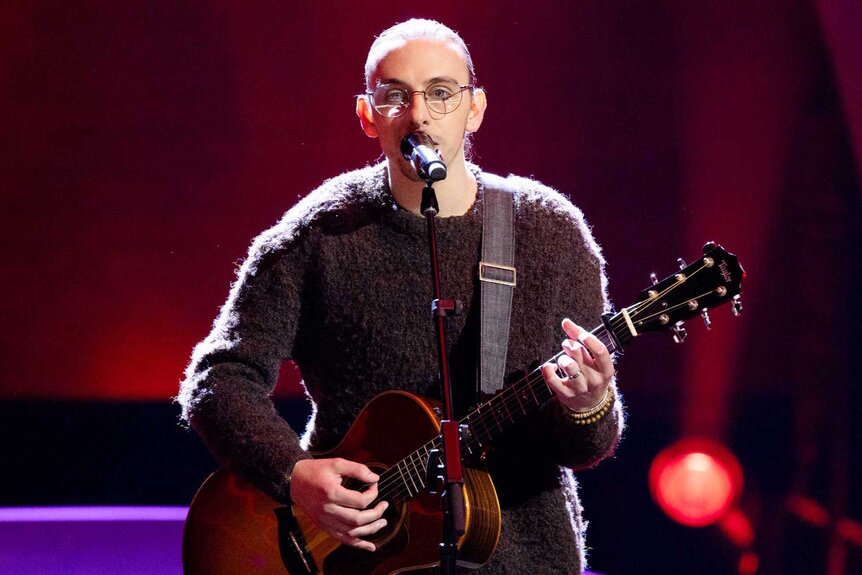 Ethan Eckenroad performing on stage on The Voice Season 27, Episode 1.