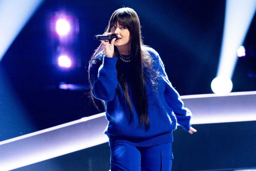 Jadyn Cree performing on stage on The Voice Season 27, Episode 1.