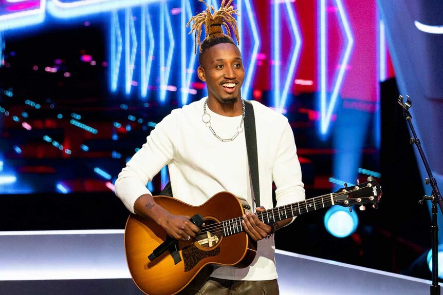 Renzo performing on stage on The Voice Season 27, Episode 1.