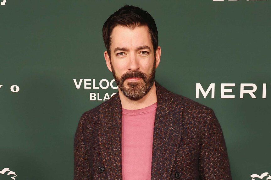 Drew Scott posing at the 2024 Baby2Baby Gala.