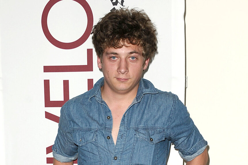 Jeremy Allen White wears a denim shirt on the red carpet at an event